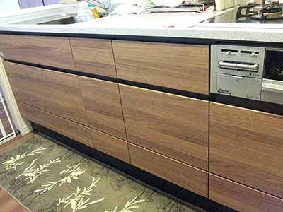 新築オプション工事で依頼しなくても後から同様の扉材でPanasonic食洗機を設置しました。