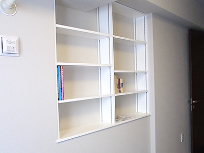壁に空いていた空間に可動棚設置。本棚になりました。
