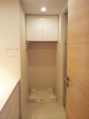 洗濯機収納 新築のオプション工事で良く施工します。吊戸キャビネットの下にポールを設置。ハンガー掛に便利です。