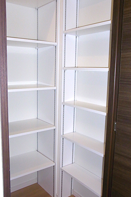 四角の納戸は使用しにくいです。そこでL型収納棚全て可動棚。