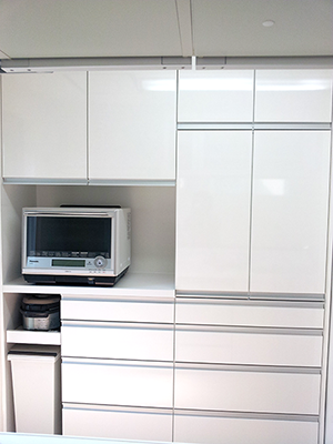 TOTOクラッソ。カップボードと家電収納。家電のスライド式棚は当社オリジナル。ゴミ箱もサイズピッタリにムダのない収納。