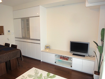 Panasonicリビングステーションを利用してカップボードとTVボードを作成。中央のガラス扉のみ特注。