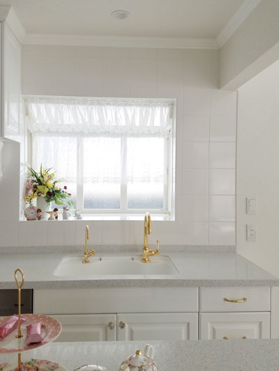 キッチンの出窓は二つのカフェカーテン（レース）を組み合わせて