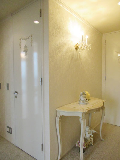 ドア装飾にガーランドを　ブラケットシャンデリア照明