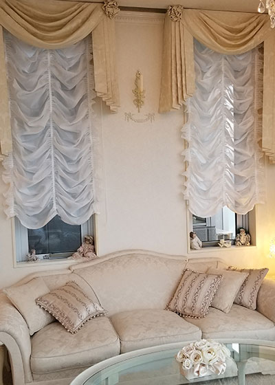 スワッグバランス　オーストリアンシェード　シャンデリア　メダリオン　ガーランド　モールディング 　クッション　椅子張替え