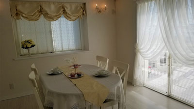 高窓　バルーンボックスシェード×カフェカーテン（レース）