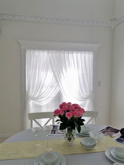 クロスオーバーカーテン（レース）　フリルタッセル