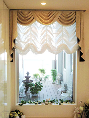まるで絵になる窓　スワッグバランス　オーストリアンシェード