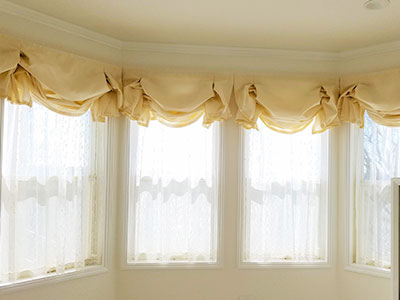 隣り合う窓にもそれぞれバルーンボックスシェード×カフェカーテン（レース）