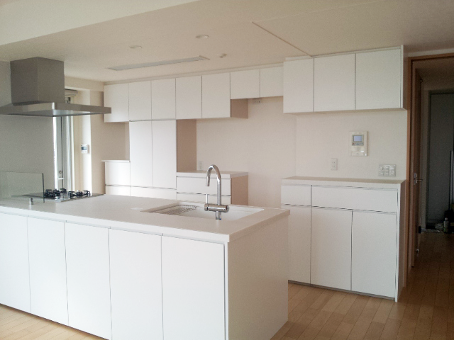 対面の上キャビネットのあるキッチンからアイランドオープンキッチンにしました。空間と収納が増え細部に至るまでこだわりがあります。（Panasonic リビングステーションLクラス）