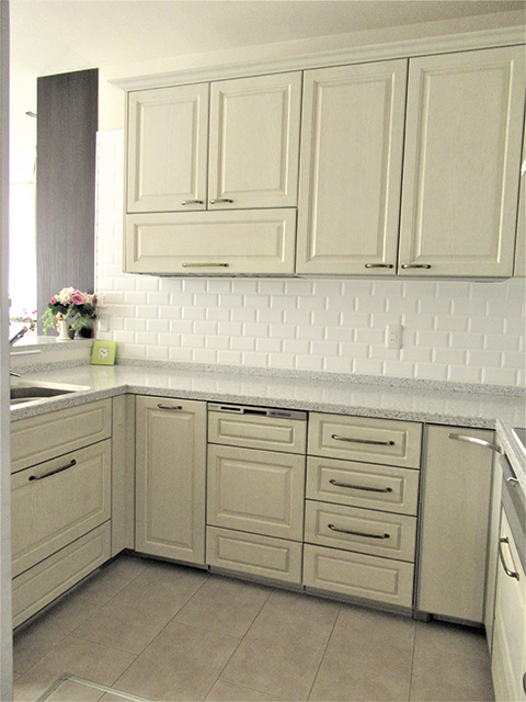 コの字型の大きなキッチン。作業台とシンクの位置を逆にして対面式のキッチンに。この空間でリビングと一体になり広々しました。