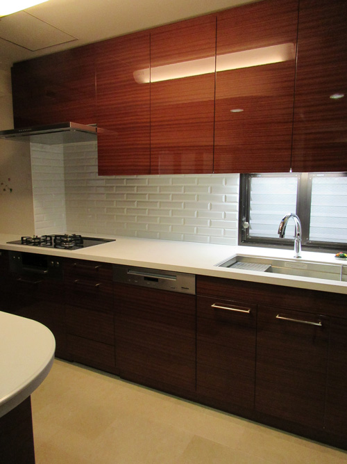 背面にカップボード設置しました。