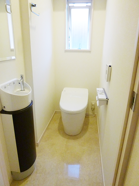 TOTOネオレスト TOTO手洗器 床 サンゲツ フロアタイル。手洗いが出てしまうので壁をセットバックしました。