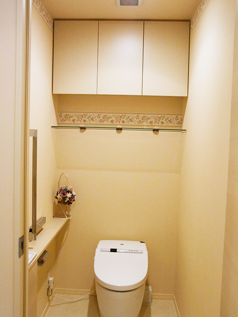 壁と天井にトリムを入れて吊戸キャビネット。その下にガラスの棚を設置してグレードアップ。