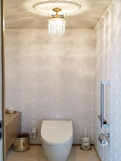 マダム市川。メダリオン。鏡面塗装。ミンシャンデリア。クロスを変えました。天井には可愛い囲縁。