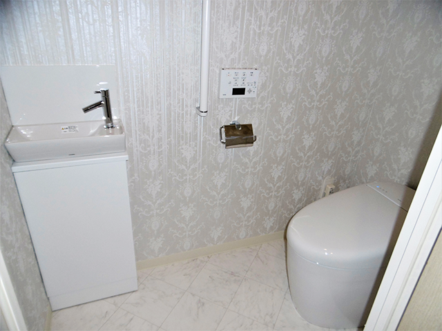 手洗いを造作。タンク付手洗からタンクなしTOTOネオレストへ。