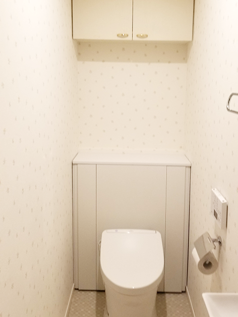 配管が見えているのを隠すカウンター式トイレTOTOレストパル