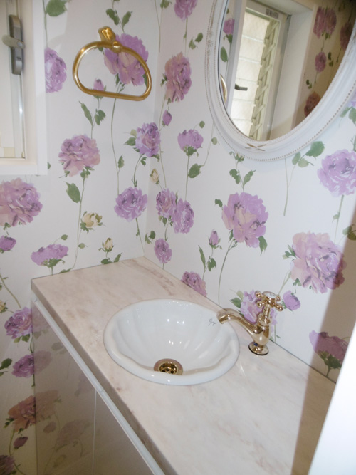 手洗いのなかったトイレにコンパクトで可愛い手洗いを取り付けました。