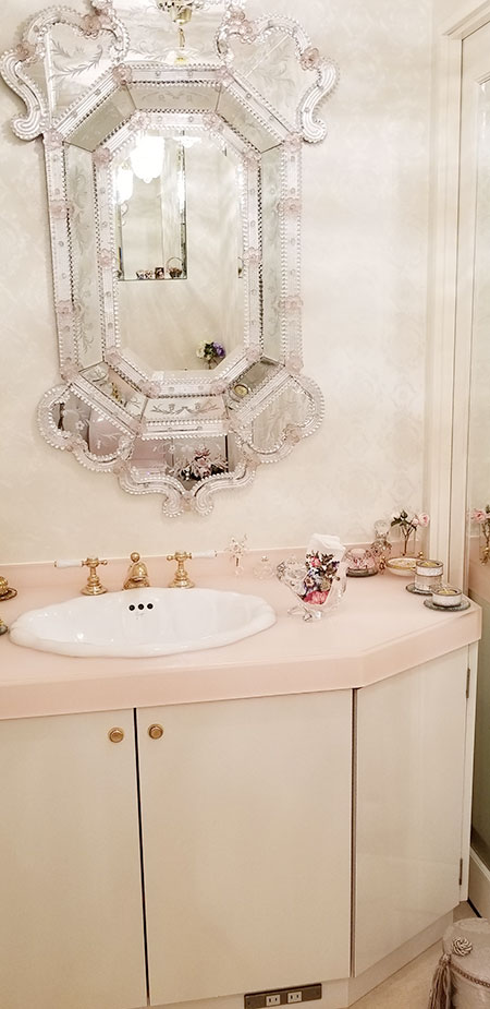 トイレと洗面台をお揃いにしています。ミラーを取り付けたことで広がりを感じます。