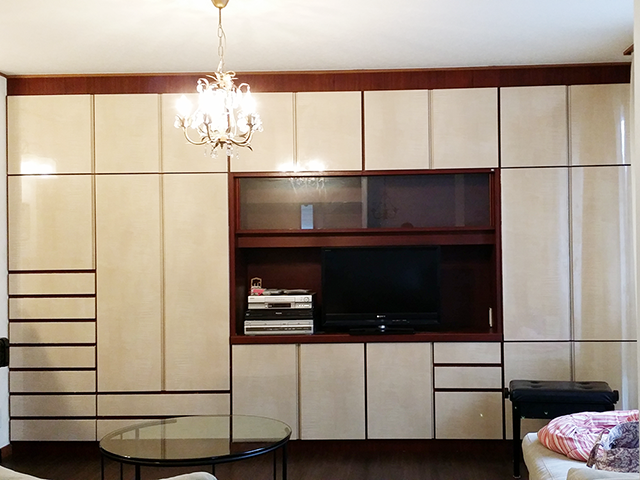 ペットがかじってしまい補修だらけの扉→扉のみ交換 古かった収納が新しいキャビネットに生まれ変わりました。