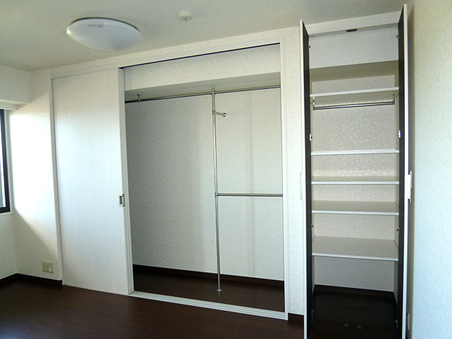 梁を隠しているので、天井が高く見えます。左側はポールを取り付け、右側の開き扉収納は可動棚にしています。棚にポールをつけることでポールの位置も移動できます。