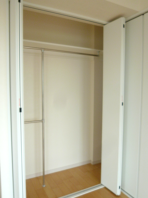 クローゼットの扉は右からも左からも開けることが可能なのでL型の奥も使用しやすくしてあります