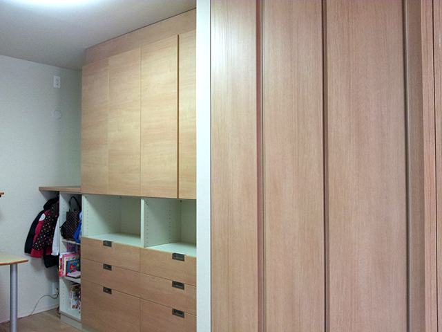 新築時右側だけのクローゼットで子供が大きくなり収納不足。そこで似ている扉面材LIXILシステム収納BOXタイプを設置。左側の空間にはポールをつけて洋服かけに。
