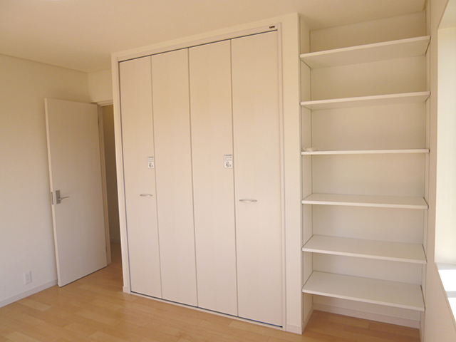 押し入れをクローゼットと可能棚に造作しました。