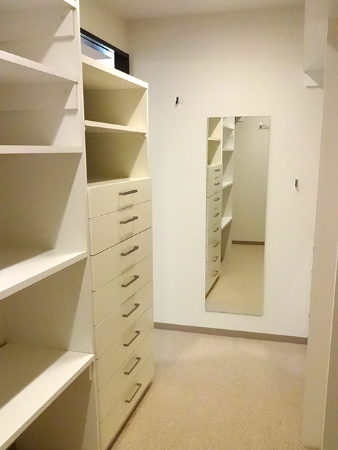 ウォークインクローゼットの内部を洋服のサイズ、入れる物のサイズに合わせて造作しました