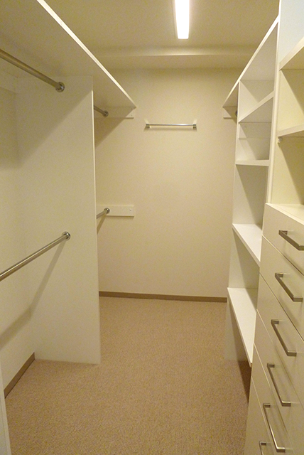 ウォークインクローゼットの内部を洋服のサイズ、入れる物のサイズに合わせて造作しました