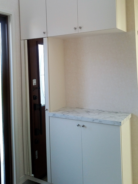 既存の収納にダイノックシートを貼ってカウンターは大理石カウンターに間違える程です。