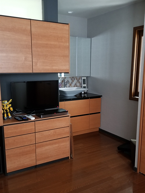 DAIKENミセルでTVボード　色を合わせて洗面台を造作