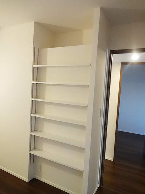 クローゼットの背面に本棚