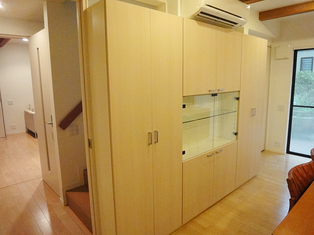 既存は扉の数が多く１枚にすることですっきり。天井が高く感じます。