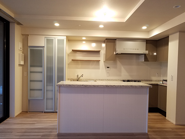 カップボード　アイランドキッチン造作　壁に棚２段