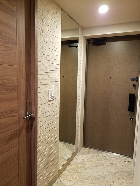 玄関ミラー　エコカラッとで回りを装飾　臭いを取る